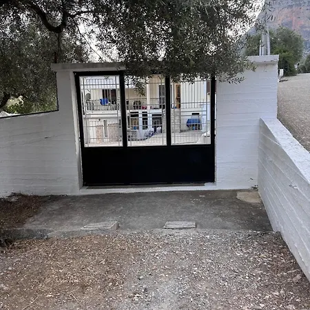 Tsakoniki Filoxenia! * לאונידיון